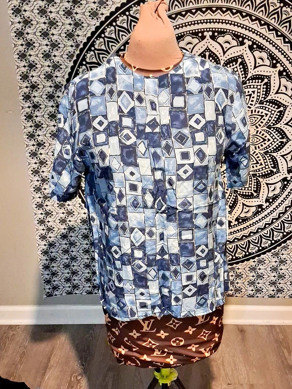 Quo-Silk Women's Silk Geometric Shirt Size Medium
